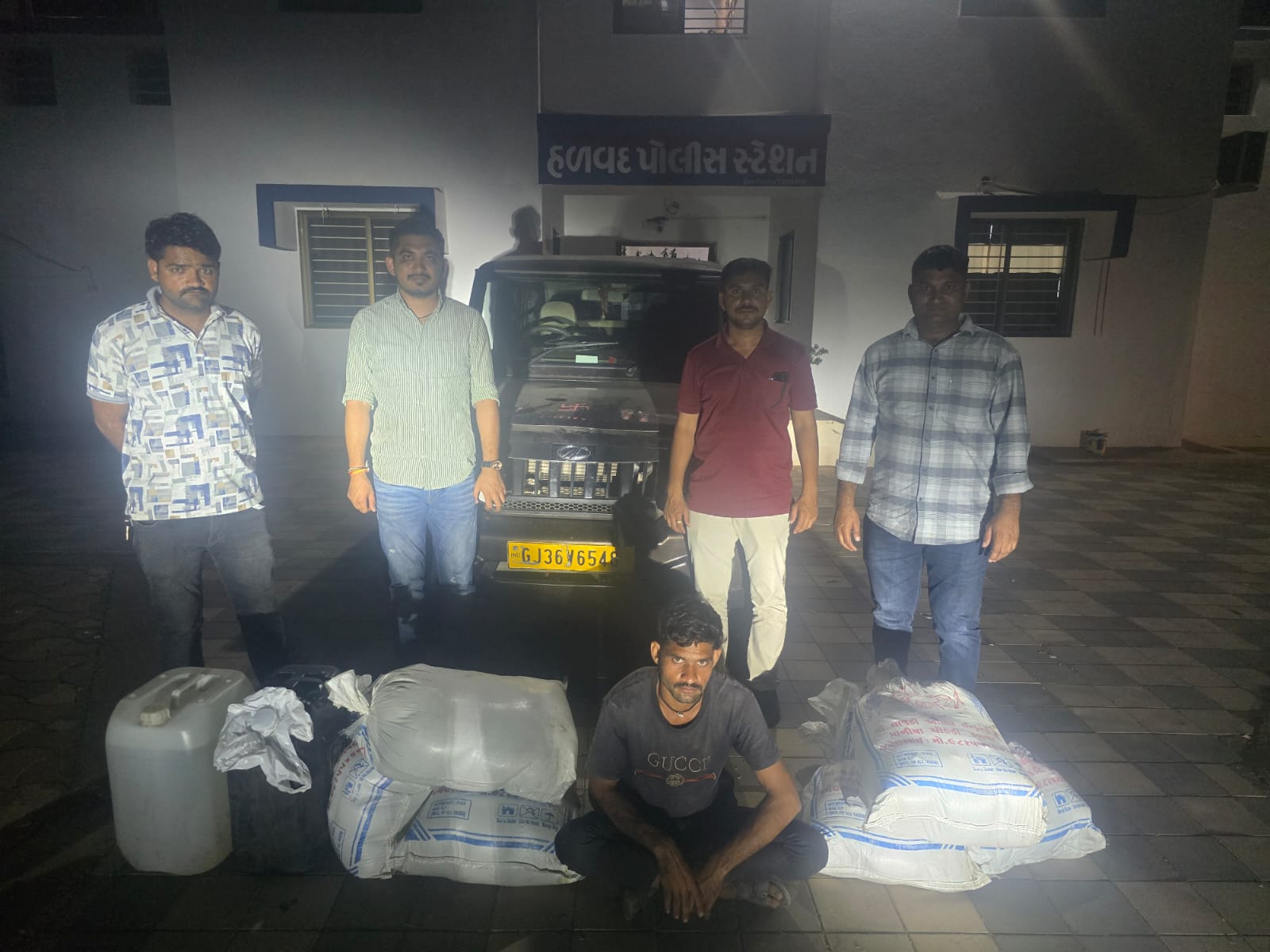 હળવદ પોલીસની ધમાકેદાર કાર્યવાહી ધુળકોટ ગામની સીમમાં બોલેરો પીકઅપમાંથી દેશી દારૂનો મોટો જથ્થો ઝડપાયો, એક ઇસમ ઝડપાયો, એક ફરાર!