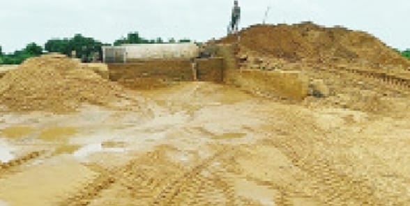 ધ્રાંગધ્રા તાલુકામાં રેતી ચોરી શું ખનીજ વિભાગની દયા થી સરકારી બાબુ ની છત્રછાયા થી ચાલી રહ્યા હોય તેવી લોકમુખી ચર્ચા